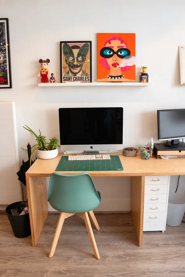 Bureau en bois et décoration graphique