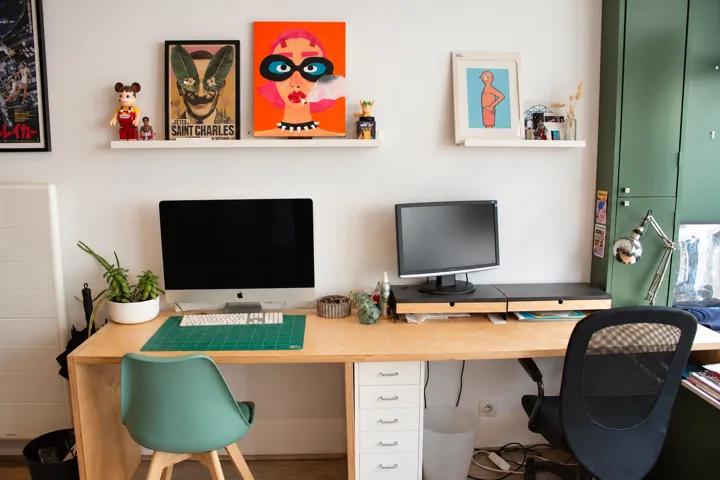 Deux postes de travail dans l’atelier