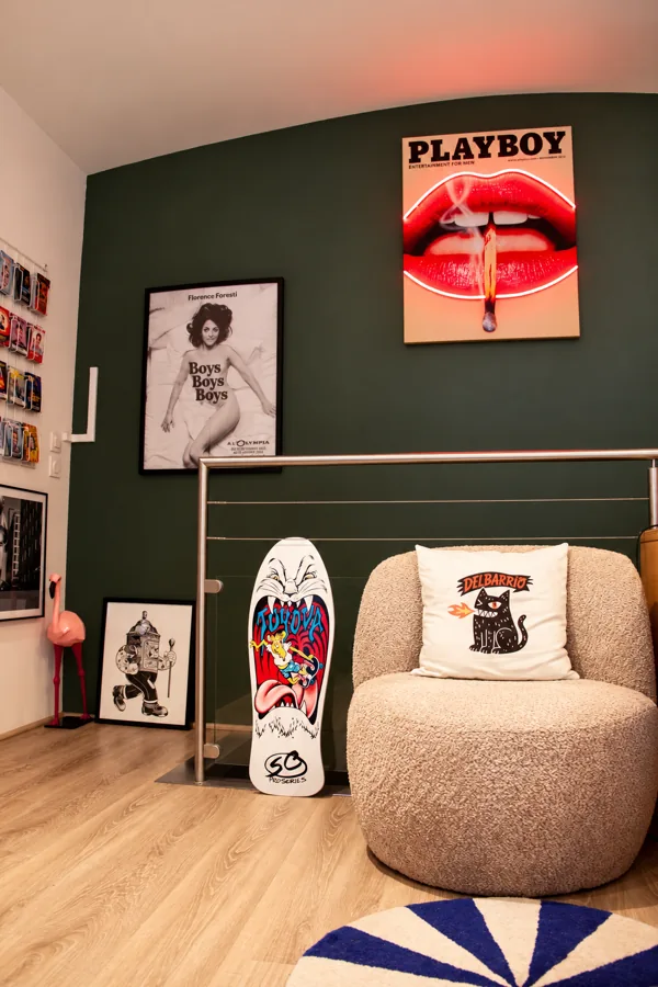 Coin fauteuil et œuvres graphiques