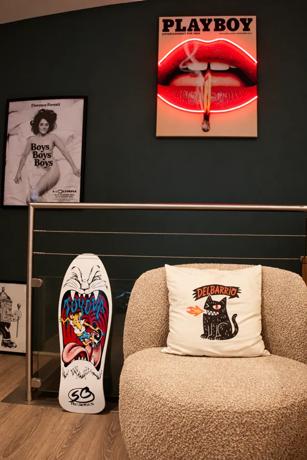 Fauteuil et décoration murale