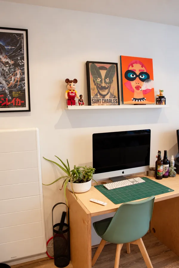 Bureau individuel et chaise verte