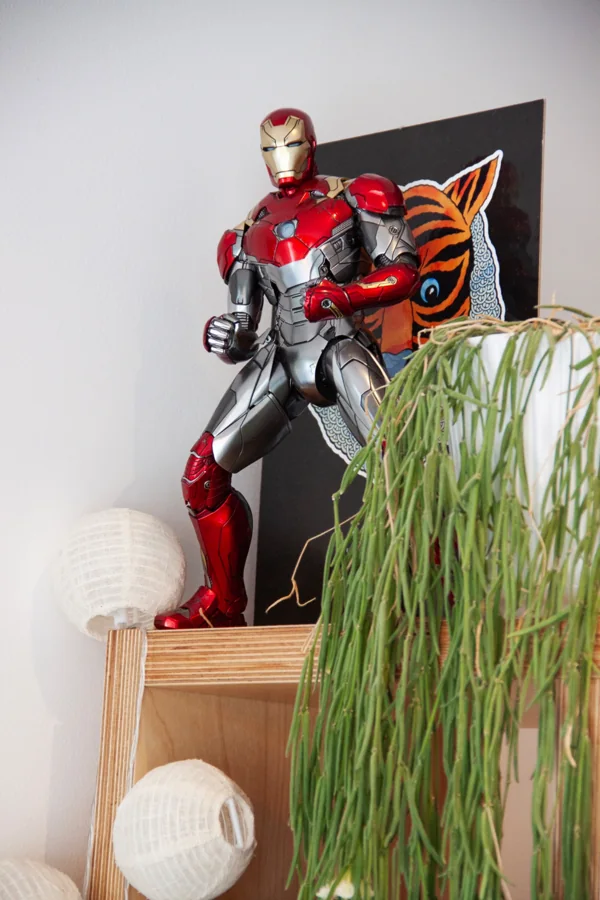 Figurine Iron Man et décoration du coworking