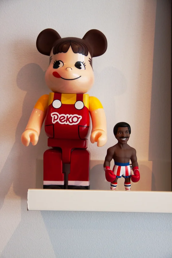 Figurines de collection sur une étagère de Delbarrio