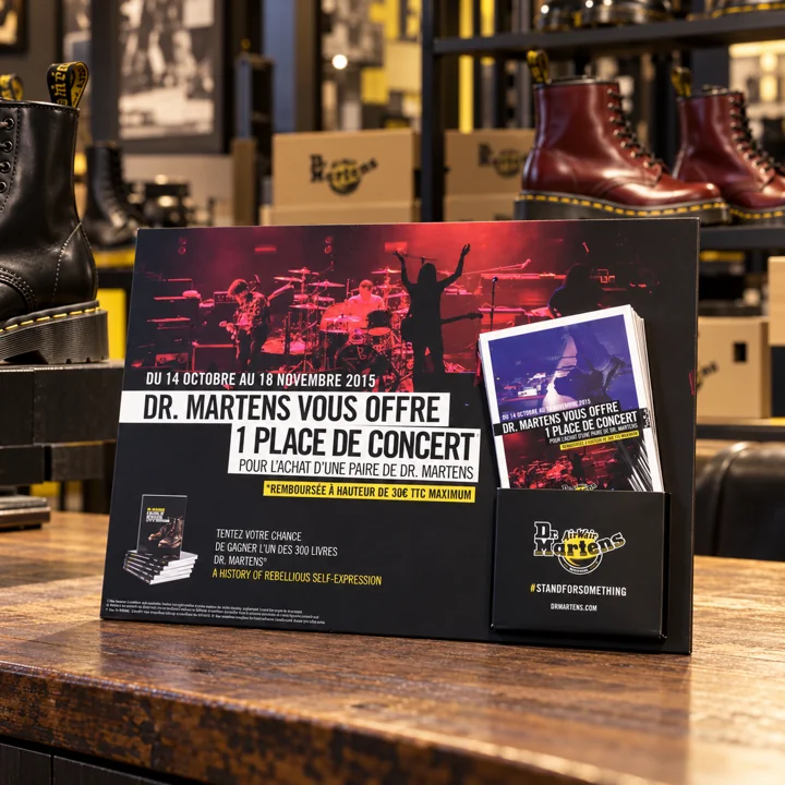 Dr. Martens — Porte-flyers — mise en situation en magasin