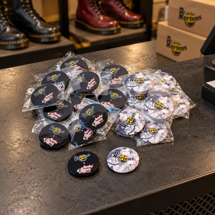 Dr. Martens — Badges — mise en situation en magasin