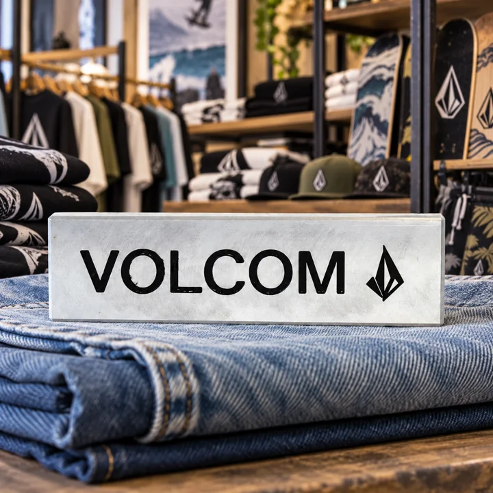 Volcom — Plaque aluminium — mise en situation en magasin