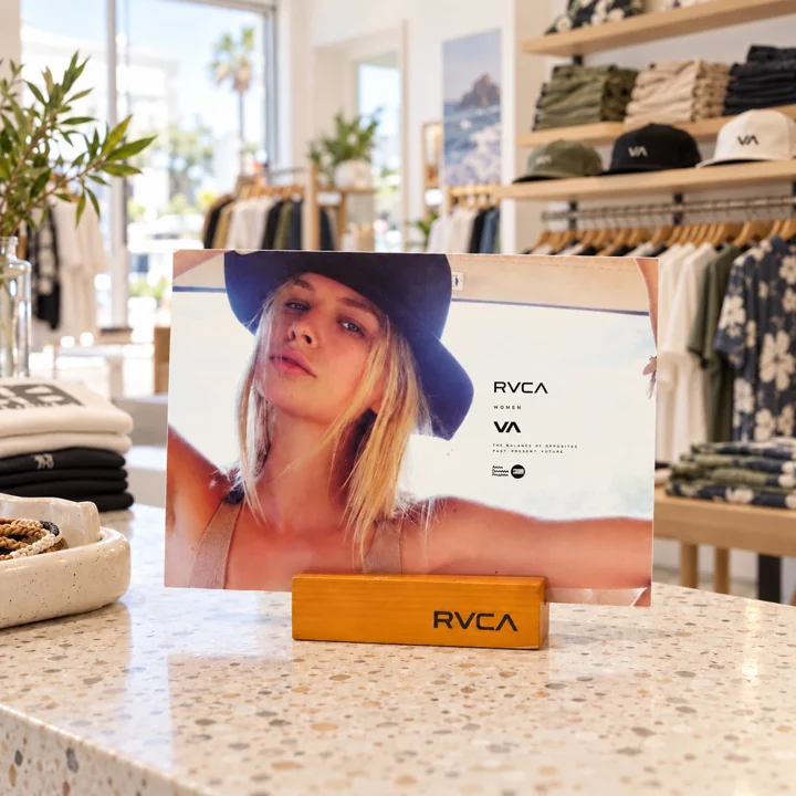 RVCA — Wooden stand — mise en situation en magasin